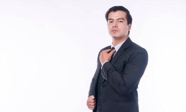 Kendine güveni tam başarılı yakışıklı iş adamı beyaz arka planda şık bir takım elbise giyer. Profesyonel akıllı işletme yöneticisi izole edilmiş kravatla el ele tutuşuyor..
