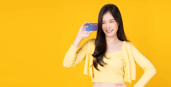 Vrolijke Aziatische Vrouw Toont Credit Card Mockup Staan Met Kopieerruimte — Stockfoto