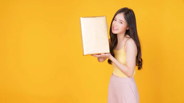 Alegre Emocionado Mujer Asiática Sosteniendo Caja Regalo Oro Con Espacio — Foto de Stock