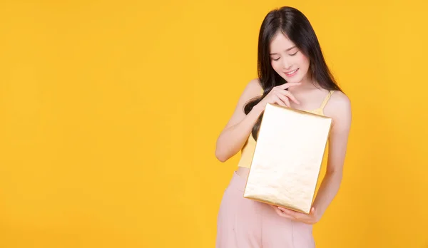 Veselá Vzrušená Asijská Žena Drží Zlatou Dárkovou Krabici Kopírovacím Prostorem — Stock fotografie