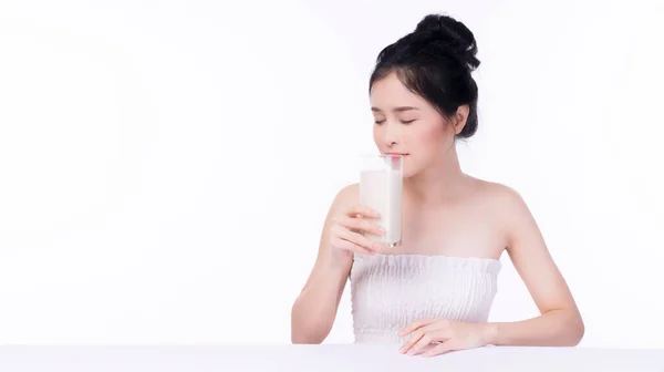Γοητευτική Όμορφη Λεπτή Ασιατική Γυναίκα Πίνοντας Φρέσκο Γάλα Ρόφημα Στο — Φωτογραφία Αρχείου
