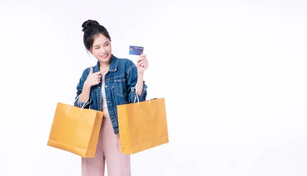 Eccitato Allegro Shopper Donna Asiatica Indossare Jeans Giacca Possesso Borse — Foto Stock