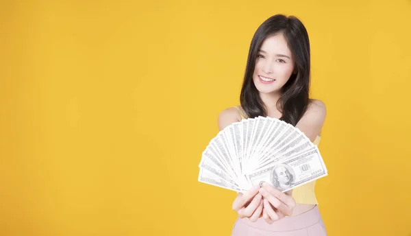 Alegre Mujer Asiática Emocionada Mostrando Billetes Dinero Fondo Amarillo Mujer — Foto de Stock