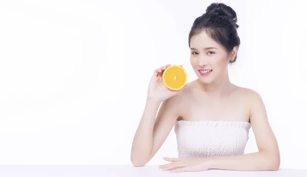 Mujer Asiática Alegre Sosteniendo Rodajas Naranja Fresca Vitamina Para Una — Foto de Stock