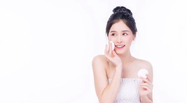 Glamour Mujer Joven Asiática Sosteniendo Almohadilla Algodón Blanco Quitando Maquillaje — Foto de Stock