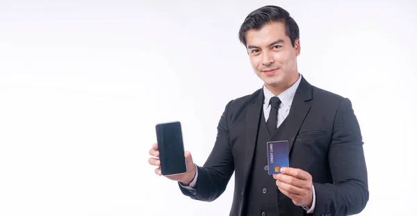 Успіх Красивий Бізнесмен Показує Кредитну Картку Тримає Мобільний Телефон Стоїть — стокове фото