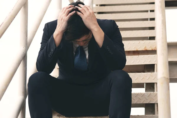 Πτώχευση Απόλυση Ασιάτης Επιχειρηματίας Άγχος Πονοκέφαλος Κάθεται Στις Σκάλες Βήμα — Φωτογραφία Αρχείου