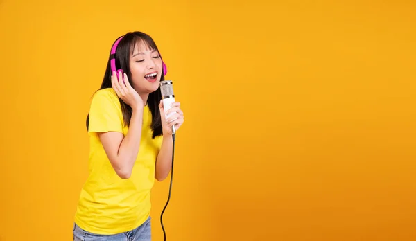Enjoy Singer Asian Young Woman Wear Casual Pink Headphones Listen — ストック写真
