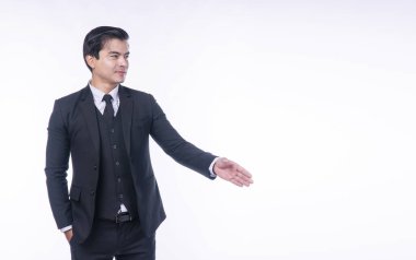 Kendine güveni tam, yakışıklı, zeki, pozitif iş adamı iş başarısından sonra el sıkışırken izole beyaz arka planda duruyor. İş adamları başarılı konsept