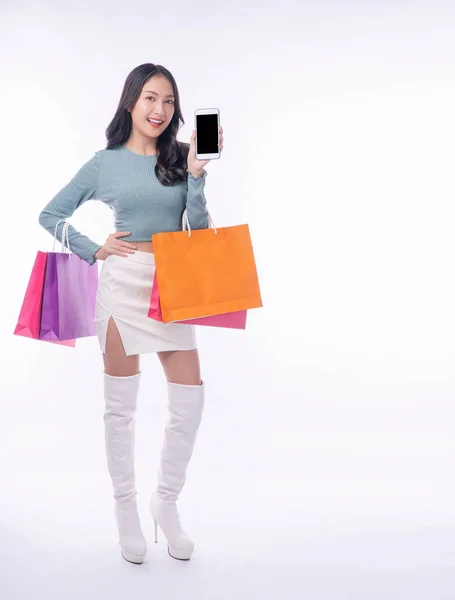 Cheerful Excited Asian Woman Showing Mobile Phone Screen Carrying Shopping — Foto Stock