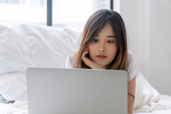 Freelance Asian Woman Looking Laptop Lying White Bed Working Home — Stock fotografie