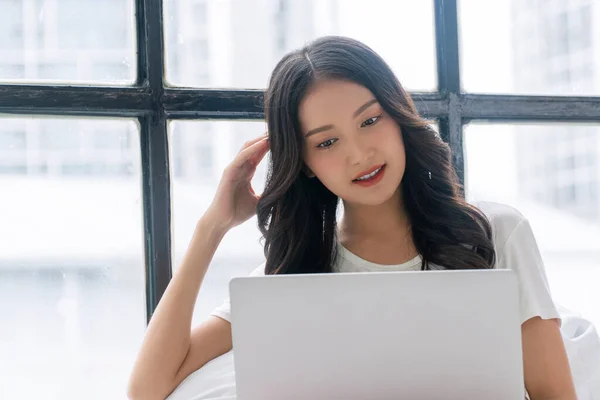 Happy Asian Casual Woman Reading News Writing Online Laptop Shopping — Stock fotografie