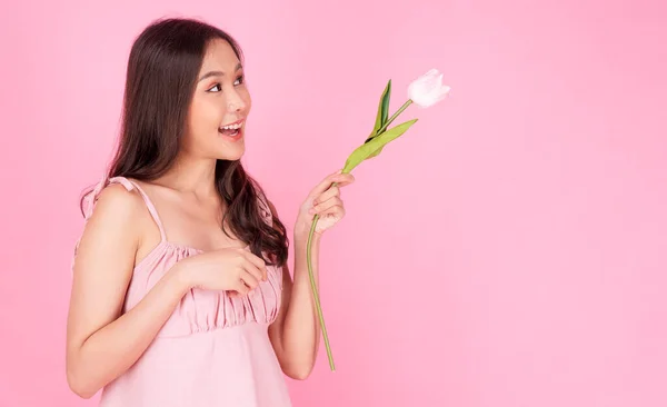 Satisfied Excited Asian Woman Holding Tulips Pointing Wonder Copy Space — Stockfoto
