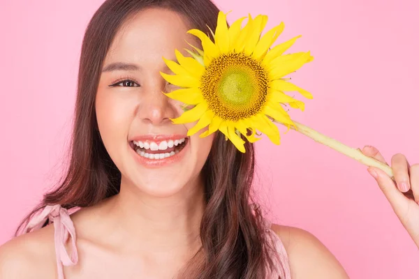 Asian Teenager Girl Holding Sunflower Cover Own Eye Pink Background — Foto de Stock
