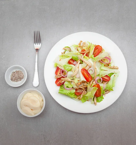 Shredded Chicken Salad Onion Tomato Bowls Plates Food Top View — Stockfoto