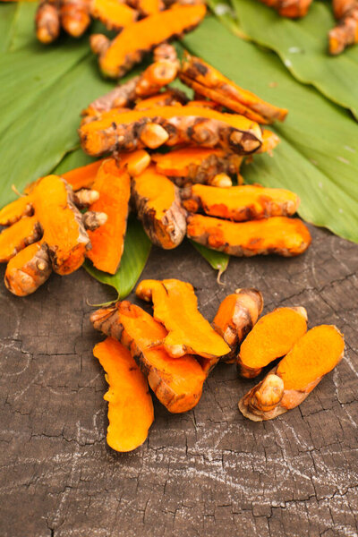 Куркума порошок изолирован на старом деревенском деревянном столе фон красоты и спа-концепция.