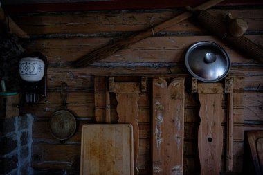 Büyük pencereli eski ahşap masa