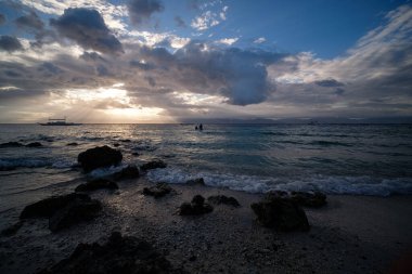Denizin üzerinde güzel bir gün batımı