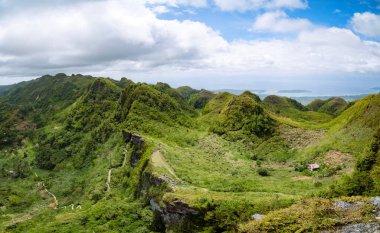 Bir dağ ve küçük bir nehir olan güzel bir manzara.
