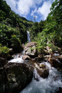 Dağlarda güzel bir şelale