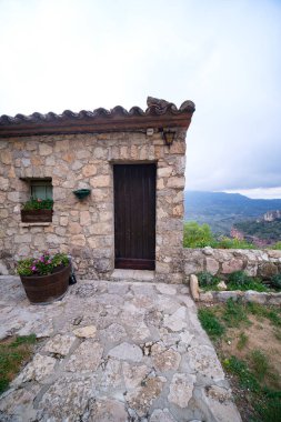 Köydeki eski ahşap ev.