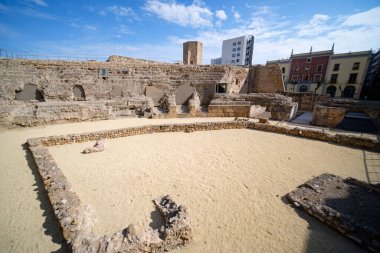 Büyük pencereli eski taş duvar