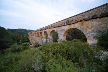 Nehir şehrinde güneşli eski bir köprü.