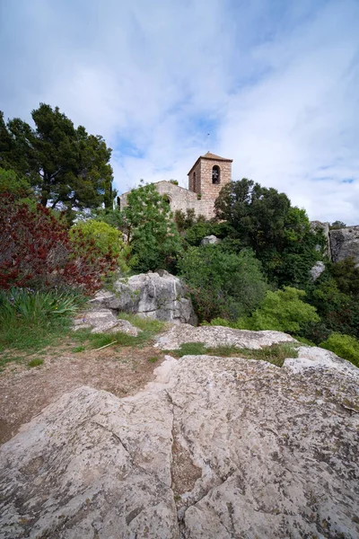 俯瞰伊斯拉尔州北部地中海城的一座古老教堂 — 图库照片