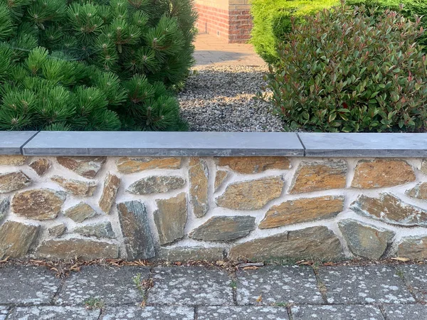 Caddedeki güzel taş sınır.