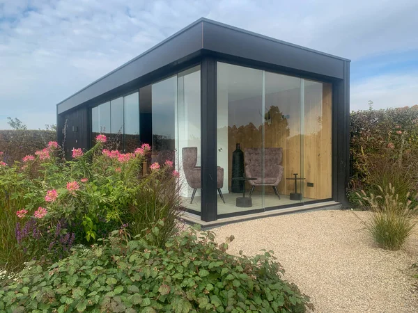 Apeltern, Hollanda, 12 Ekim 2022: Appeltern Hollanda 'nın en büyük bahçe fikri parkı. Yeşil bitkileri olan modern bir bina. Kır evi herhangi bir yere kolayca transfer edilebilir.