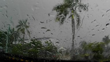 Ön camdaki yağmur damlalarını kapat. Çok güzel görünüyor ve arabanın içinden kaydedilmiş, yağmur mevsimi. 4k kalite video.