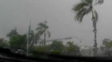 Yakın çekim, yağmur, araba silecekleri, arabanın içindeki cam silecekleri, yağmur mevsiminde camlara düşen araba temizleme yağmuru. 4k görüntü kalitesi.