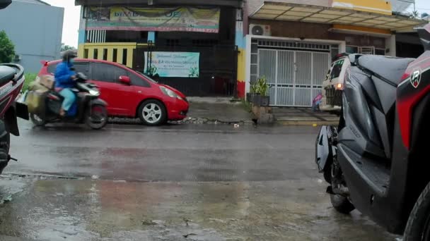 Cikarang Indonésie Října 2022 Místní Obyvatelé Věnují Aktivitám Když Prší — Stock video