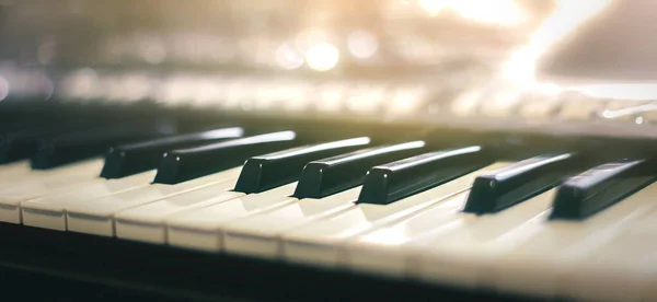 Fundo Teclado Piano Foi Montado Sala Música Pelas Janelas Pela — Fotografia de Stock