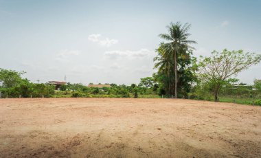 Kuru, çatlak bataklık ıslah toprağı, konut inşaatı için arazi arazi, kırsal alanda araba lastiği izi ve temiz hava ile güzel mavi gökyüzü. Satış arazisi konsepti için arazi..