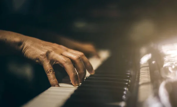 Nahaufnahme Einer Musikdarstellerin Die Mit Der Hand Klavier Spielt Hände — Stockfoto