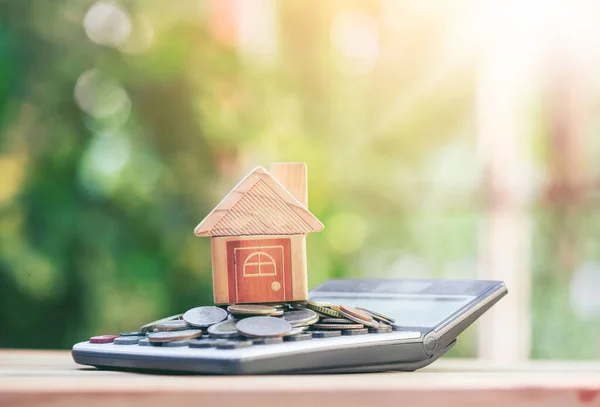 Ev para makinesinin üzerine yerleştirilmiş. bir konsept, emlak merdiveni konsepti, ipotek ve emlak yatırımı için tasarruf parası planlamak, satın alma evi için tasarruf etmek.