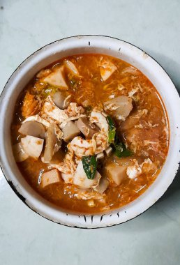 Taste the delicacy of Seblak, namely savory and spicy dishes from Indonesia. Seblak contains vegetables, squid, meatballs, sausage, crackers, eggs, and spices. Seblak is also easy to cook at home. 