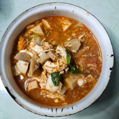 Taste the delicacy of Seblak, namely savory and spicy dishes from Indonesia. Seblak contains vegetables, squid, meatballs, sausage, crackers, eggs, and spices. Seblak is also easy to cook at home. 