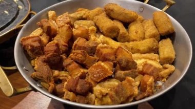 Pan with a mix of torresmo (crackling) and fried banana