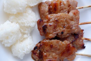 Izgara domuz eti ve Tay sokak fast food tarzı yapışkan pirinç