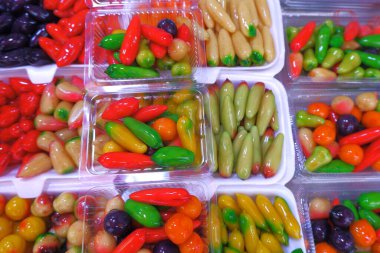 Jelatin soslu meyve ya da sebze şeklinde mung fasulyesi. Tayland tatlıları.