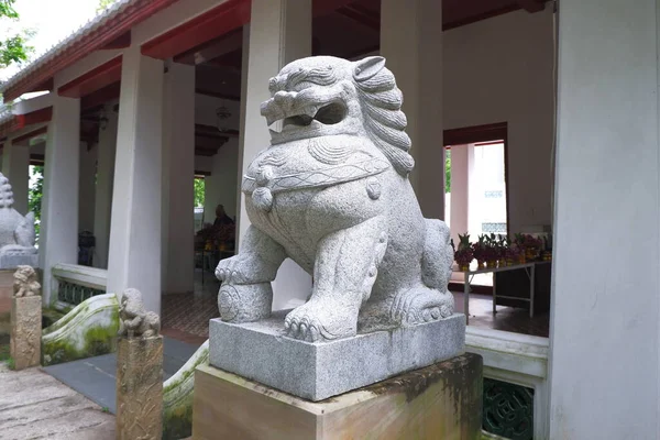 Estátua Leão Pedra Definida Fachada Construção Pedra — Fotografia de Stock