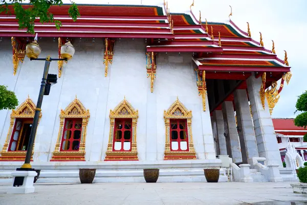 Templom Kívül Wat Rakhang Thaiföldön Fehér Fal Beton Padló — Stock Fotó