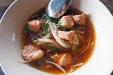 Tayland sokak yemeklerinde ağır ateşte pişmiş domuz eti.