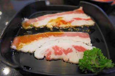 Yağ katılmış, oyulmuş, siyah bir tabağa yerleştirilmiş çiğ et..