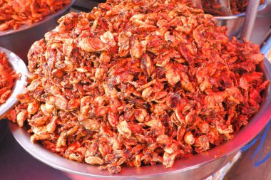 Küçük mürekkep balığı, kurutulmuş ve baharatlı Tayland 'da yol kenarında satılıyor..