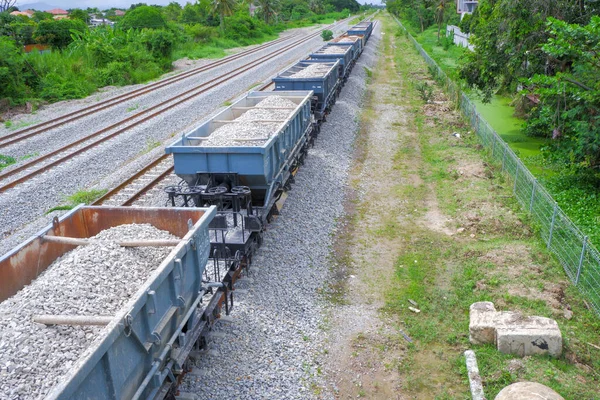 在泰国运送砂砾的火车 满载砂砾的火车 许多砂砾的火车 — 图库照片