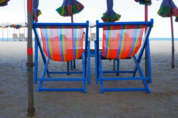 해변에 앉아서 의자들 해변의해 자리잡고 커다란 — 스톡 사진