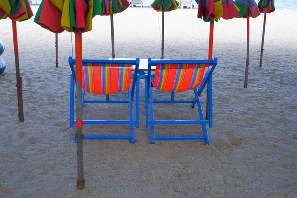 Cadeiras Para Sentar Deitar Praia Grande Guarda Chuva Localizado Praia — Fotografia de Stock